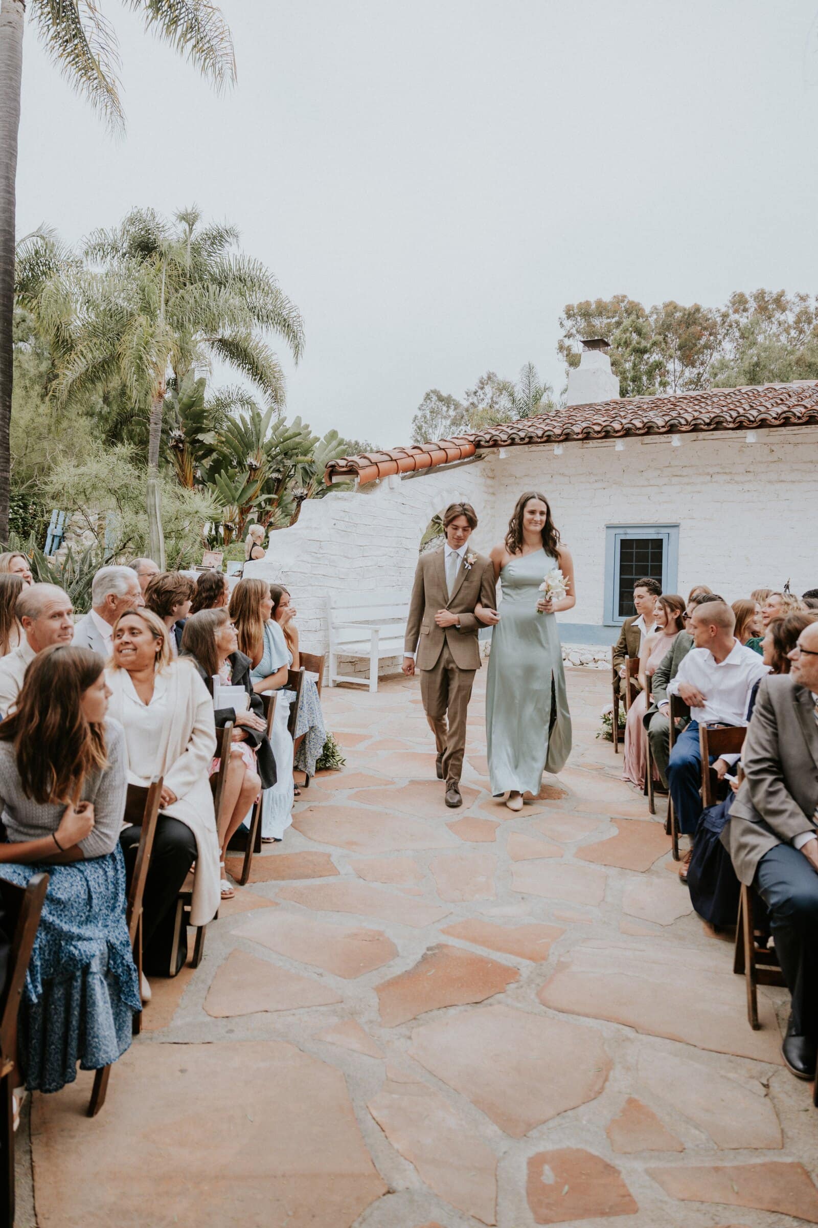 Guests turning to watch the aisle at the outdoor ceremony