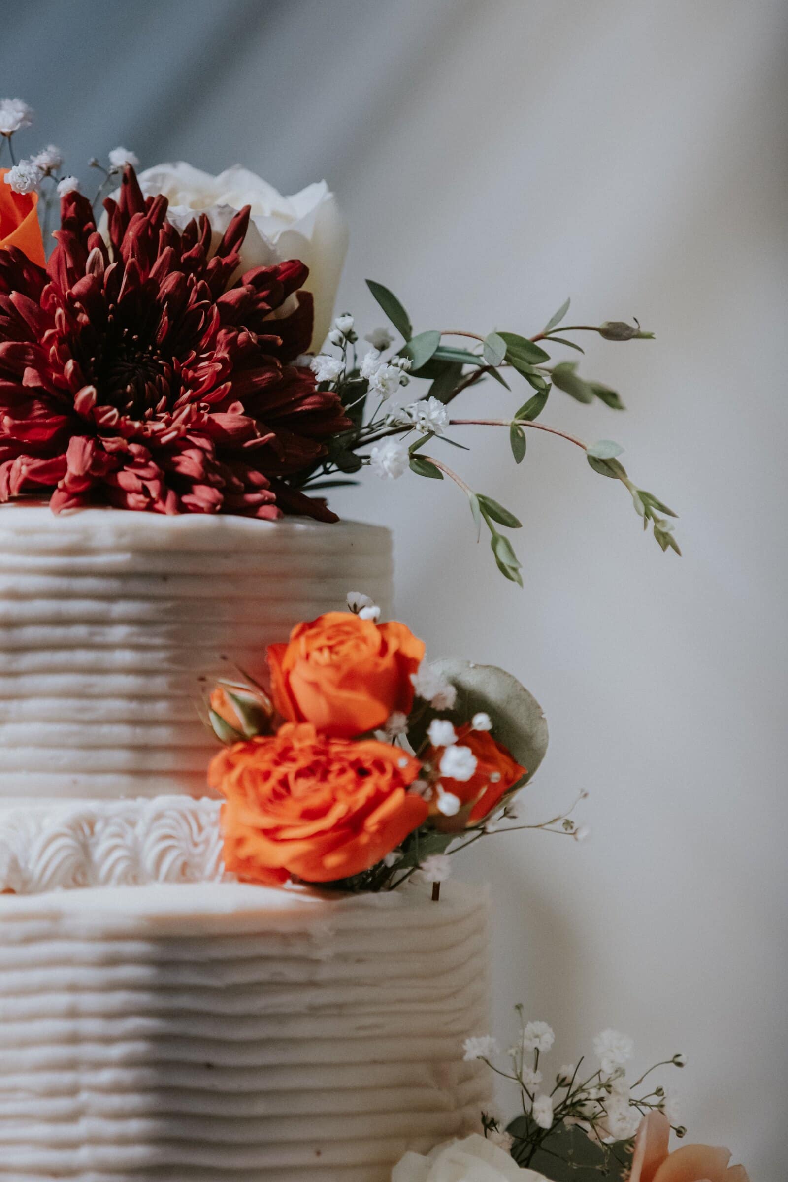 Orange and red flowers on the wedding cake